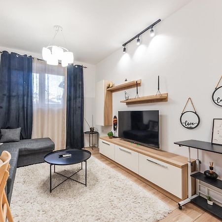 Noir Apartment By Kondo Stays Тирана Экстерьер фото